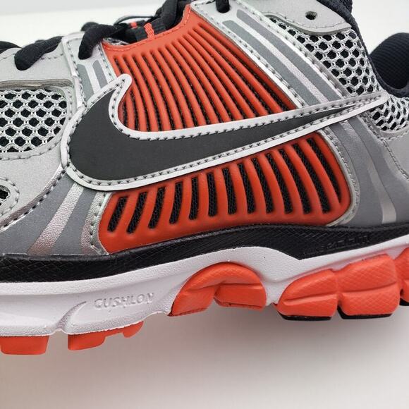 Nike Zoom Vomero 5 Mens Size 10 Metallic Silver Crimson Red Running Sneaker Shoe - Picture 10 of 13